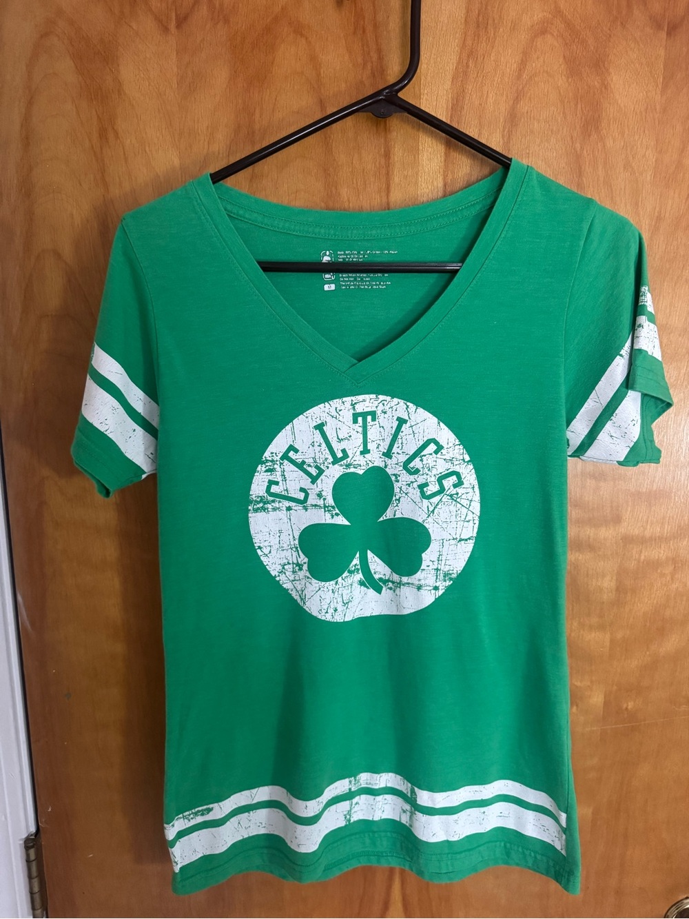 Boston Celtics Women’s Green / White Distressed Graphic V-Neck Tee - Med